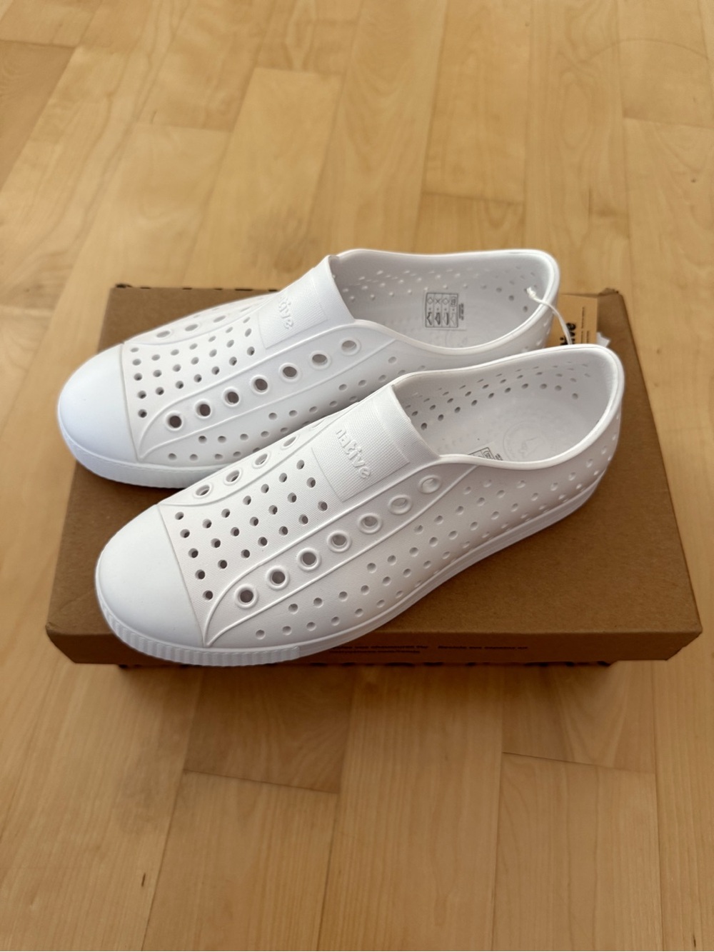 Size 7 Women Native Jefferson Shoes in Shell White